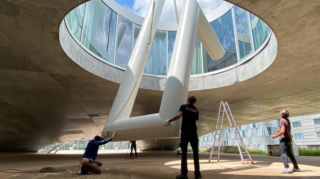 Installing the sculpture on the RLC patio © Lang/Baumann