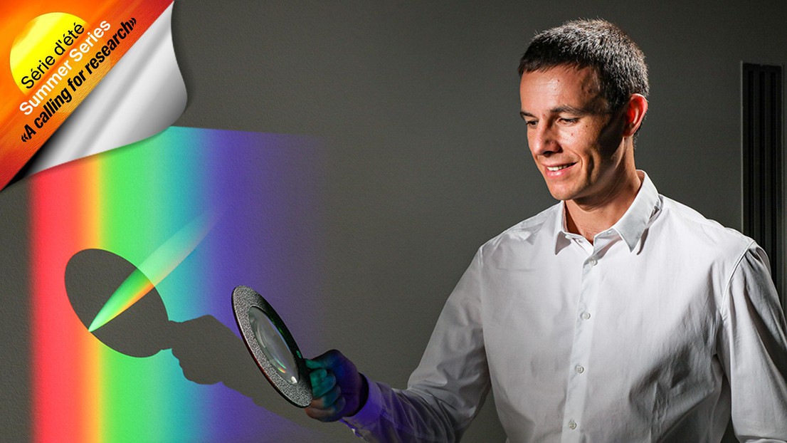 Christophe Galland, directeur du Laboratoire de nano-optique quantique de l’EPFL © Alain Herzog / 2020 EPFL | Remerciements à Pierre Wets et l’équipe des auditoires de physique pour la mise en scène.