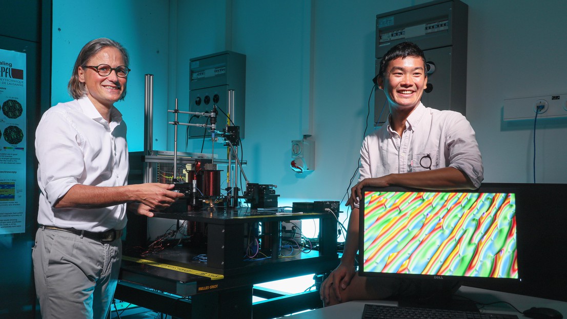 Le Professeur D. Grundler et le doctorant S. Watanabe devant le dispositif de spectroscopie à micro-ondes. © 2020 EPFL / Alain Herzog