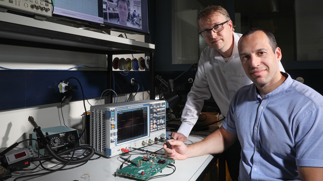 Andreas Burg and Robert Giterman from EPFL, developped an embedded memory two times smaller in collaboration with Bar-Ilan University (Israël)© 2020 Alain Herzog