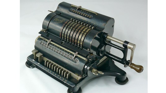 Calculation machine with crank, with four functions © J.F. Loude