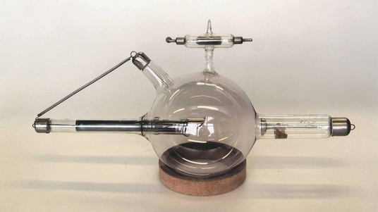 Tube à rayons X à gaz, avec système de régénération du gaz à deux électrodes. © J.F. Loude