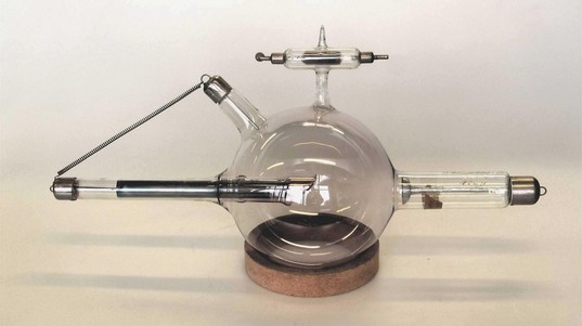 Gas X-ray tube with a two-electrode gas regeneration system © J.F. Loude
