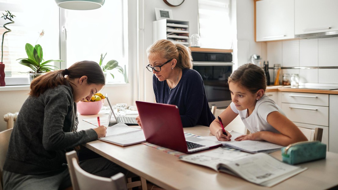 Les femmes ont été plus impactées que les hommes par le semi-confinement, selon l'enquête. © iStock