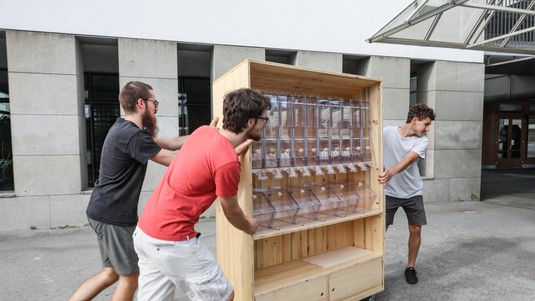 Moving the grocery store on campus. © Alain Herzog/EPFL