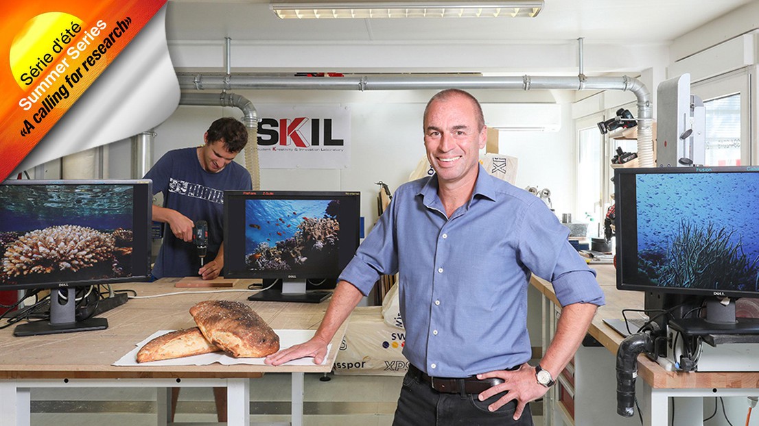 Anders Meibom dans les locaux du SKIL, avec le coordinateur Sam Cotture © 2020 EPFL / Alain Herzog