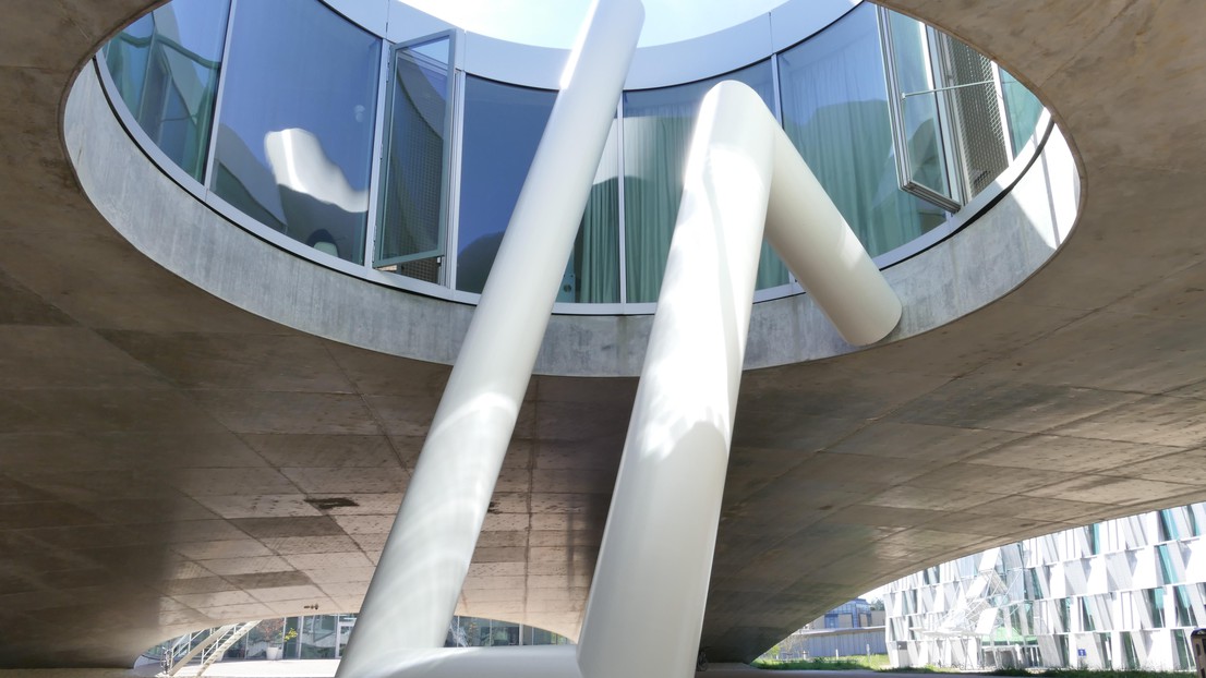 Du haut de ses 8.75m pour 2.4 tonnes, la sculpture dégage un air de légèreté. © 2020 Virginie Martin