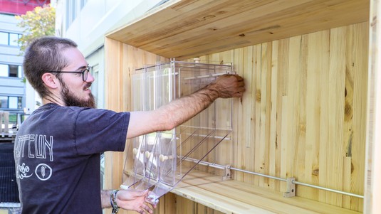 La fabrication de l'armoire au SKIL. © Alain Herzog/EPFL