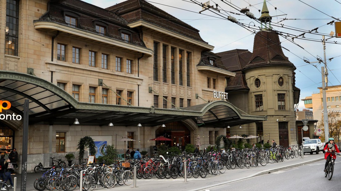 Lausanne's train station has numerous bike parking places. © 2020 R. Carlier