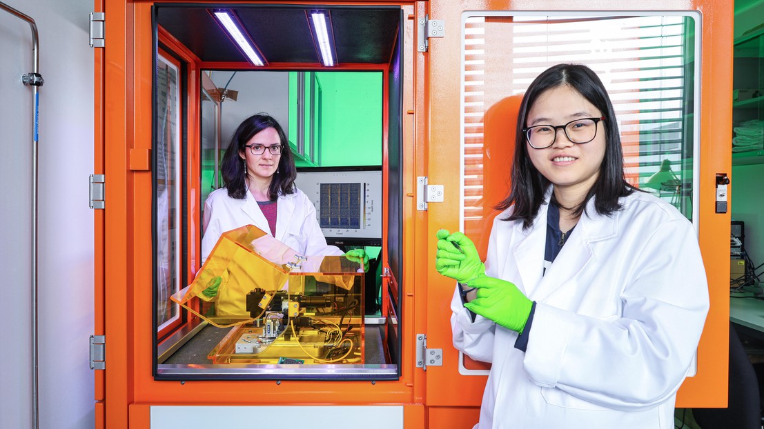 Xia Liu and Ana Conde-Rubio, scientists at the Microsystems Laboratory 1. © EPFL/Alain Herzog, 2020