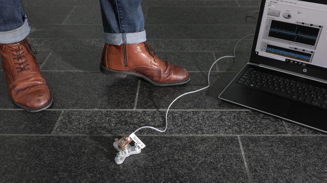 Grâce à des capteurs repartis sur les planchers, il est possible d'enregistrer les vibrations du sol provoquées par les pas.© 2020 EPFL Alain Herzog