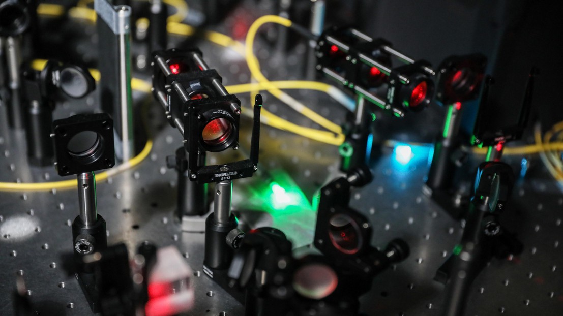 A laser system developed at EPFL’s Laboratory of Applied Photonics Devices (LAPD) and Optics Laboratory (LO). Photo credit: EPFL, Alain Herzog. 2020
