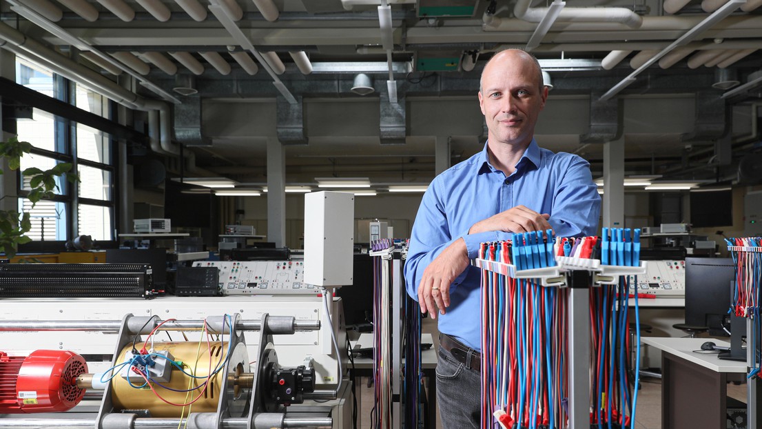 André Hodder utilise des analogies et des exemples du quotidien pour expliquer des concepts complexes.  © Alain Herzog 2020 EPFL