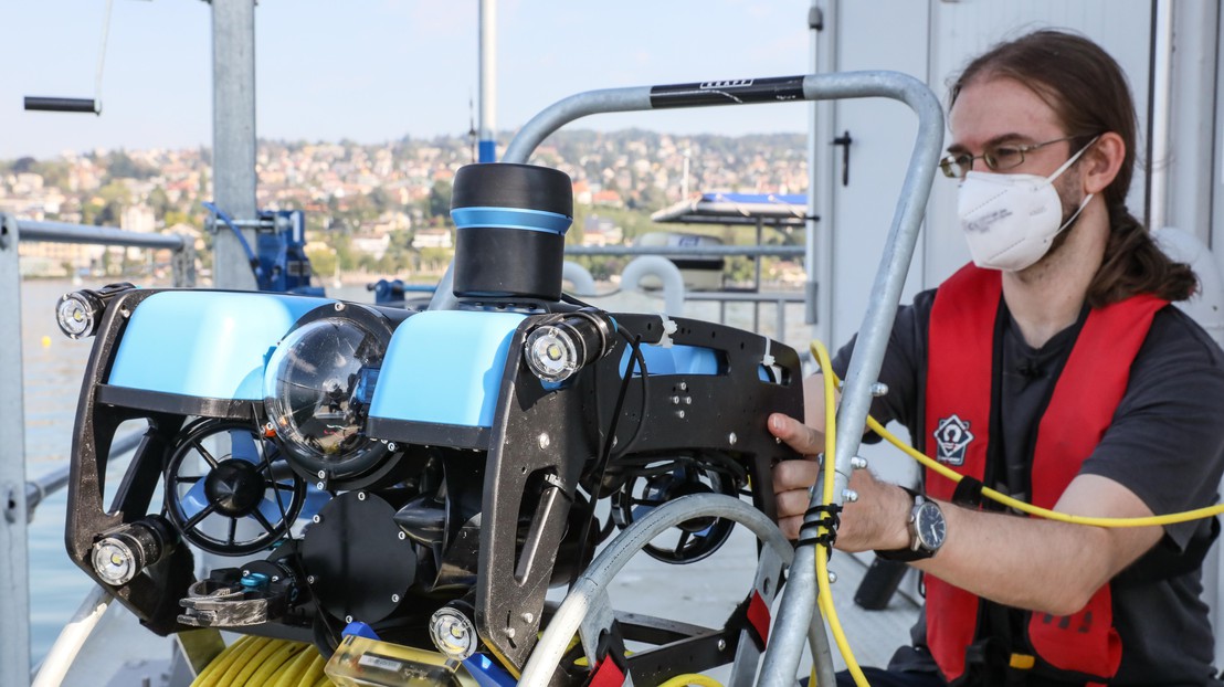 Hydromea testing its underwater communication system © 2020 EPFL