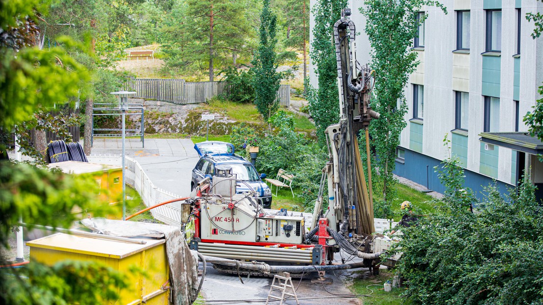 Many of Switzerland's ground-source heat pumps are installed in residential yards at depths of up to 400 meters. © Istock