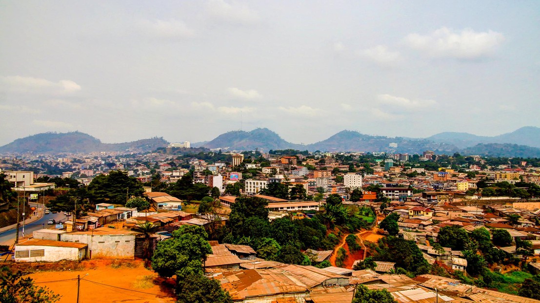 Vue d'un quartier périphérique de Yaoundé, au Cameroun. © Istock