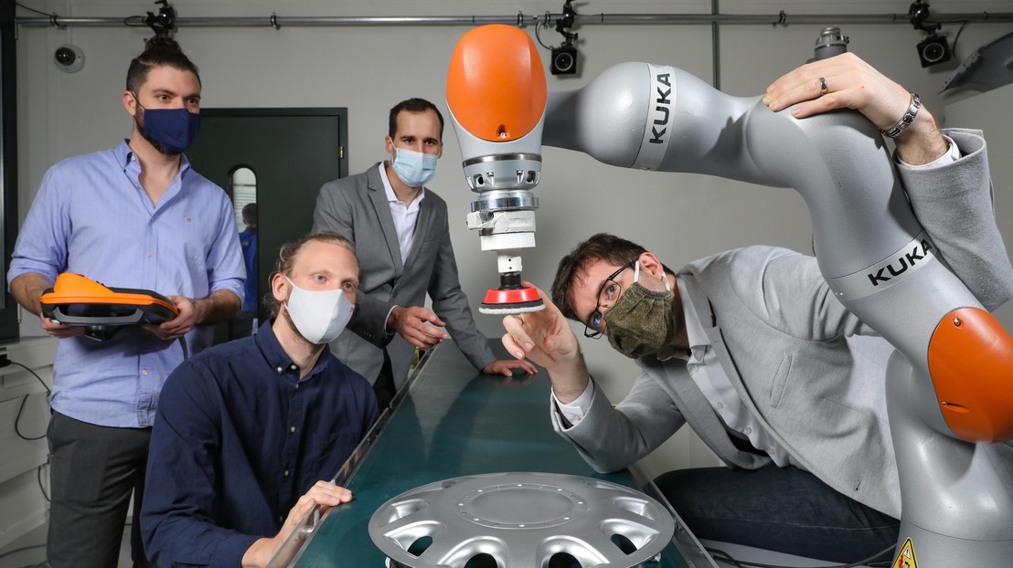The software of Aica, a spin-off of EPFL, makes industrial robots more versatile © 2020 Alain Herzog