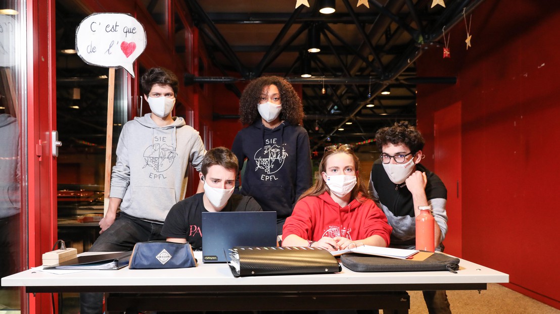 Les étudiants en sciences de l'ingénierie et de l'environnement parviennent à trouver des créneaux pour se retrouver en petits comités sur le campus et travailler ensemble. © 2020 Alain Herzog