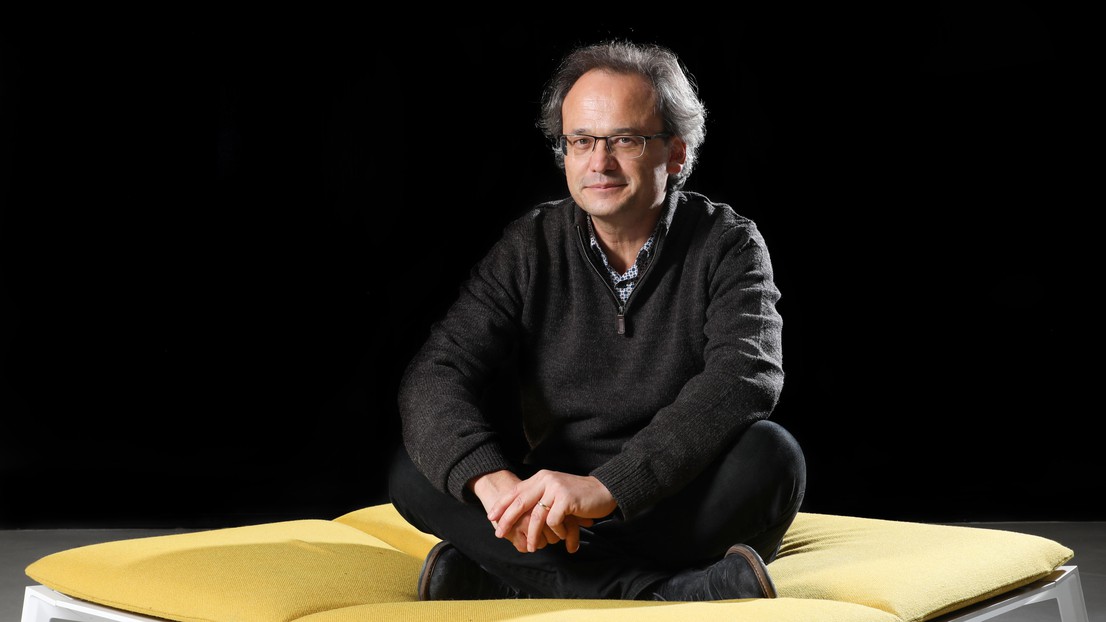 Avant d'être engagé à l'EPFL, Yves Bellouard a enseigné durant 10 ans aux Pays-Bas. © Alain Herzog 2020 EPFL