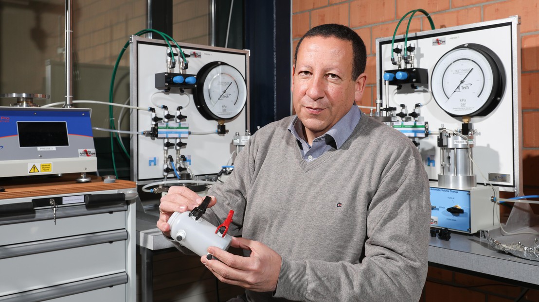 Lyesse Laloui in the Laboratory of Soil Mechanics. © Alain Herzog