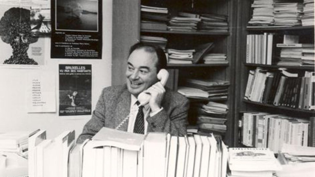 Michel Bassand dans son bureau de l’EPFL à la fin des années 1980.