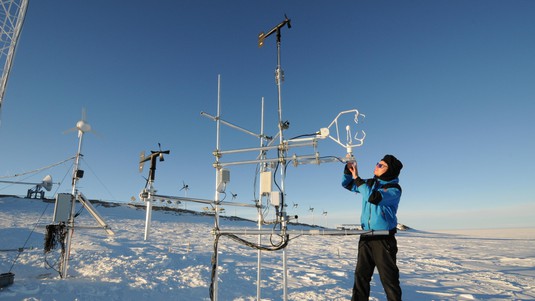 Setting up one of the measurement stations at its new location (Photo © Henri Robert, IPF).