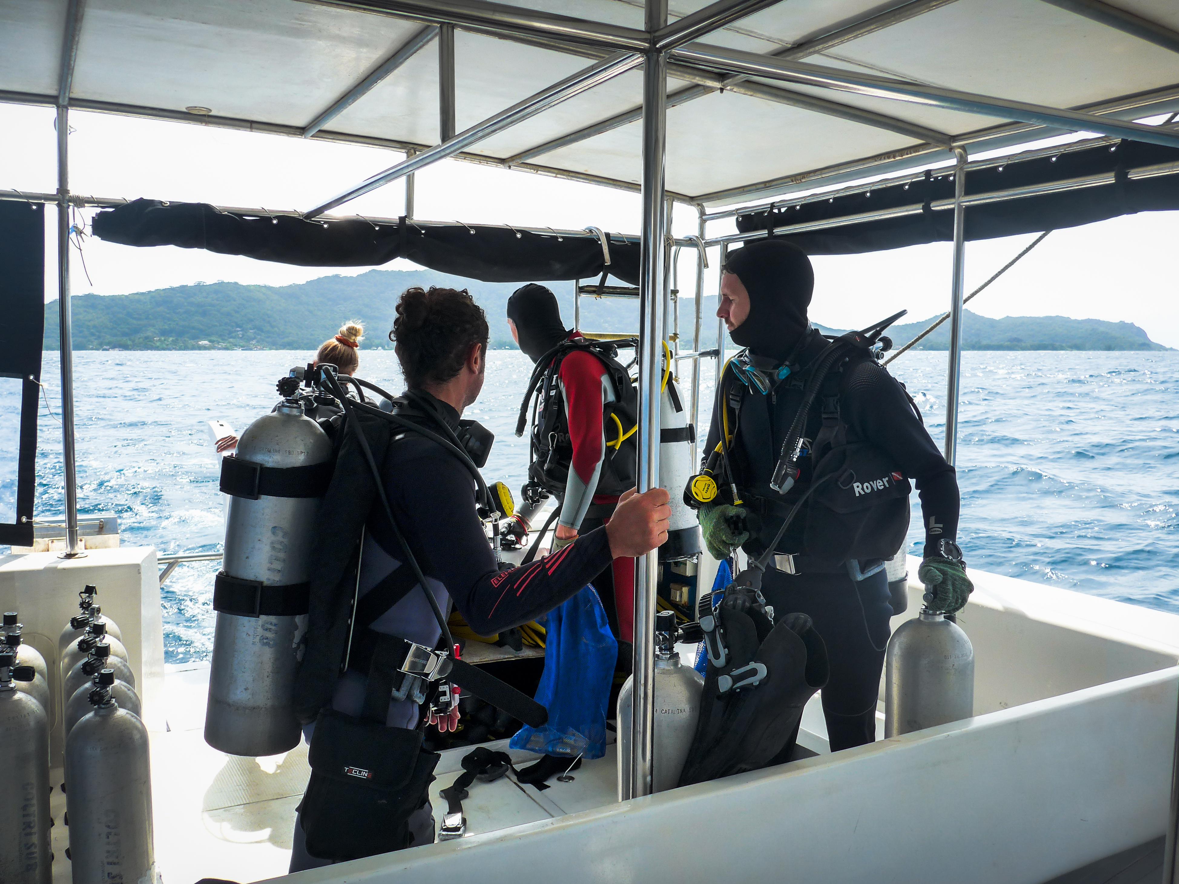 Sur le bateau avant la plongée