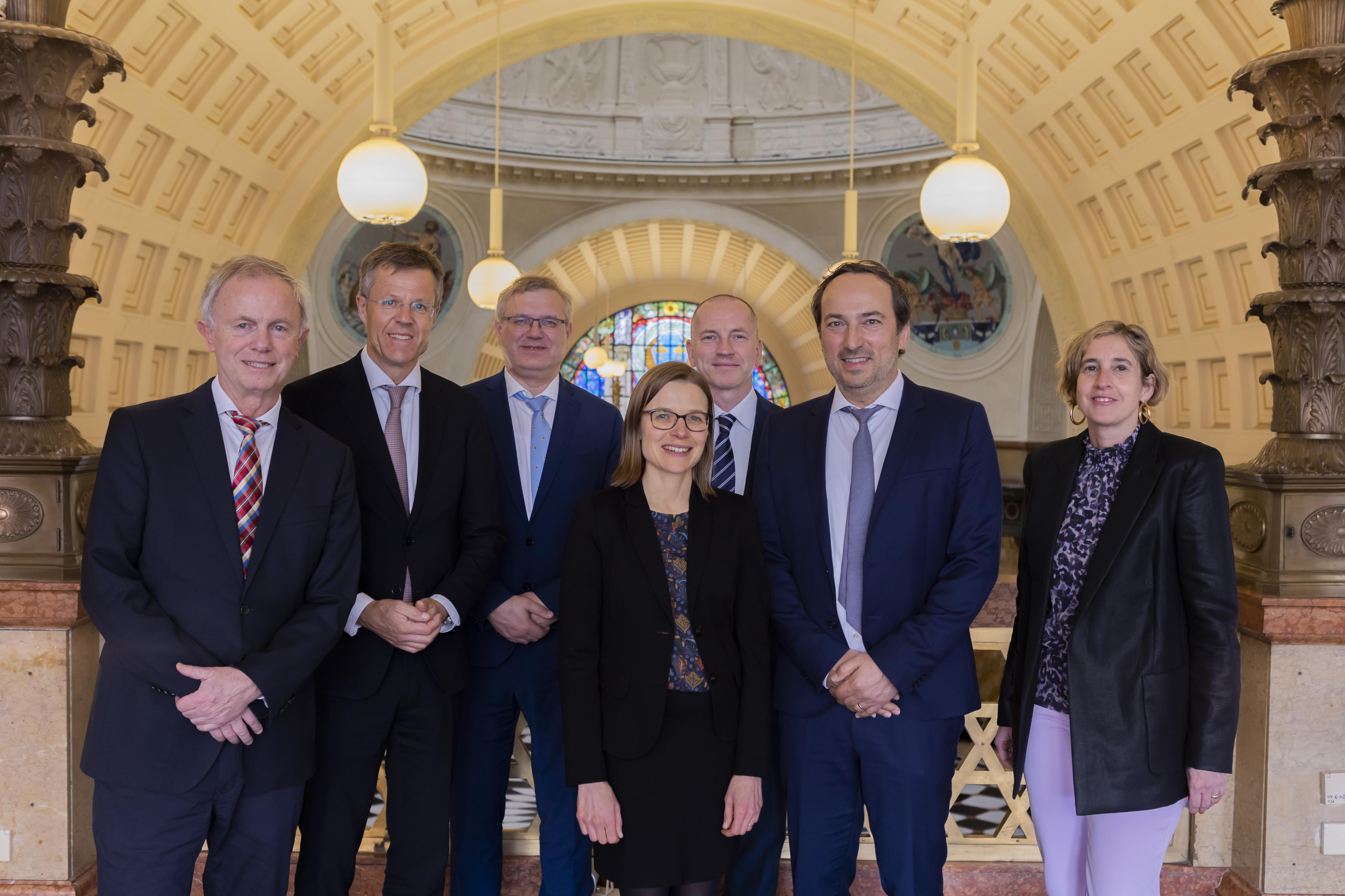 Paul Martini Award winner Professor Dr Andrea Ablasser (center), École polytechnique fédérale de Lausanne (EPFL), together with the board of the Paul-Martini-Stiftung and the chairman of the jury, Prof. Dr. Stefan Endres from Ludwig-Maximilian University Munich (far left). © Paul-Martini-Stiftung. Free for use with source reference.