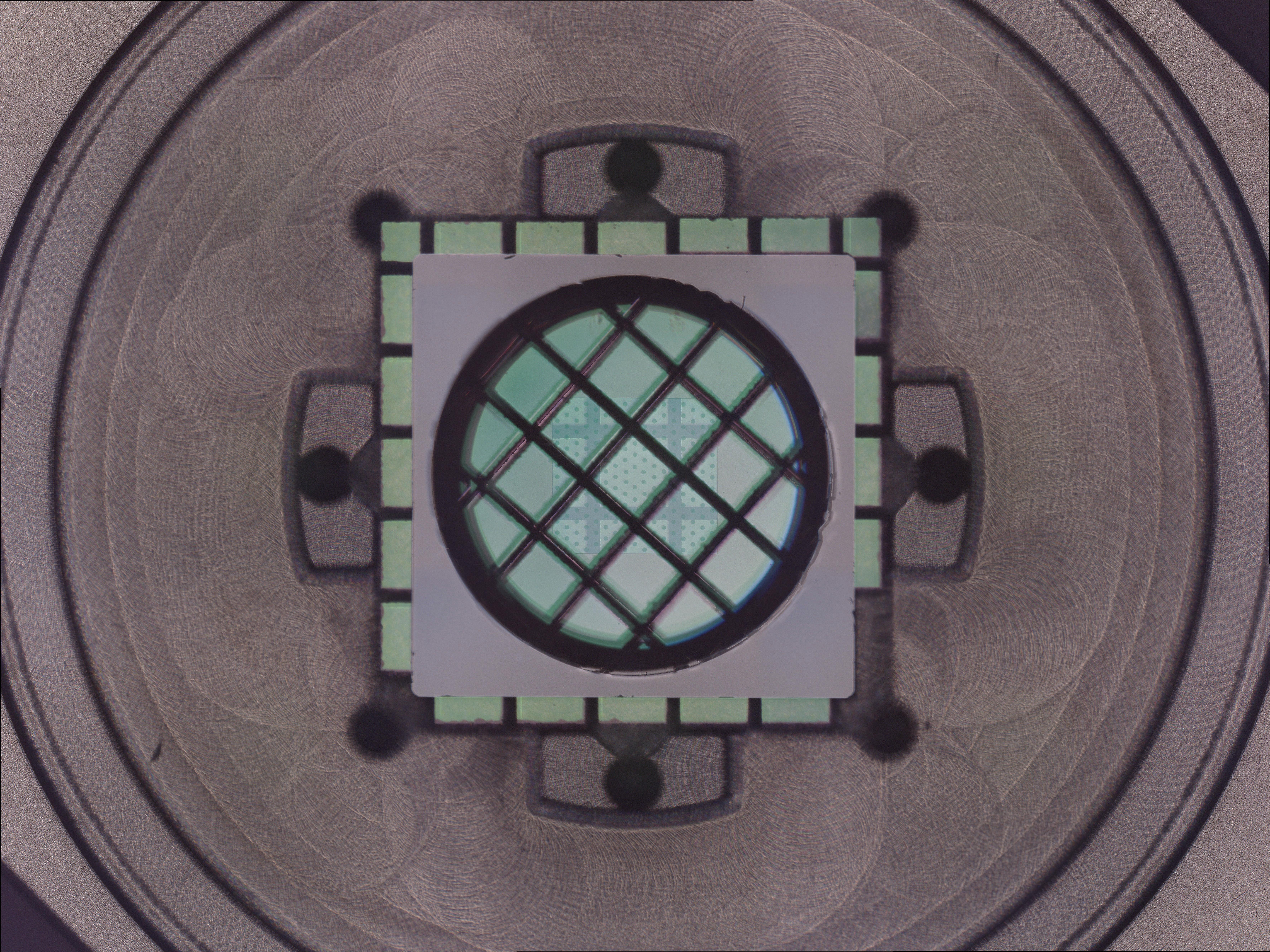 La cavité en forme de cristal se reflète avec le tambour au centre. Crédit: Guanhao Huang/EPFL