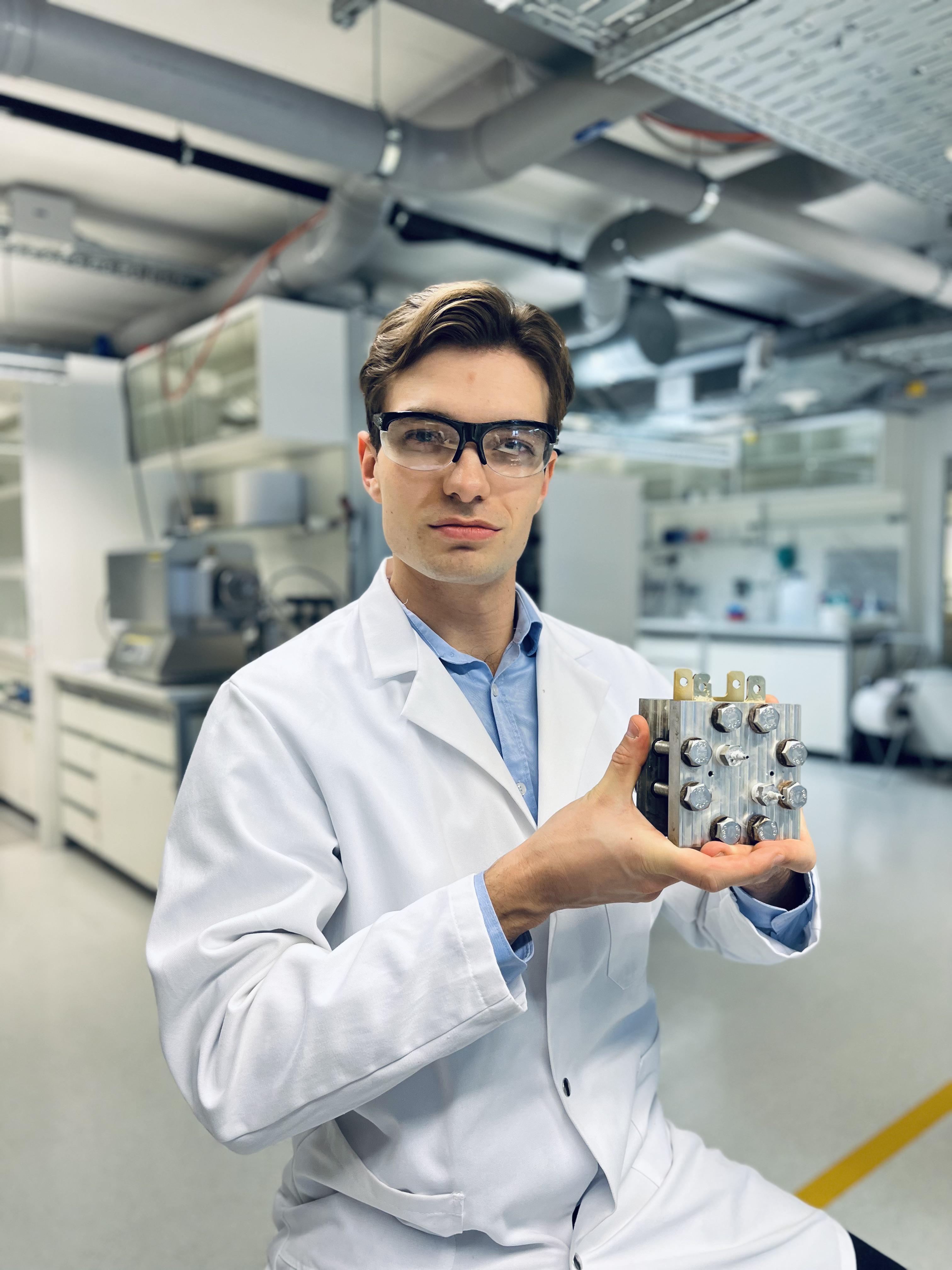 Cedric David Koolen showing an example electrochemical cell used in the Laboratory of Materials for Renewable Energy. Credit: EPFL