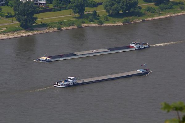 Cargo ships on the Rhine River © Thinkstockphotos.com