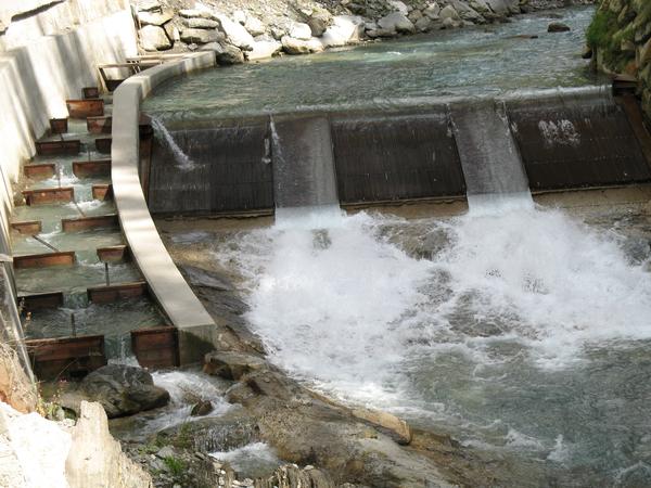 Une petite central hydro-electrique construite en 2011 sur la rivière Aurino, Bolzano, Italy